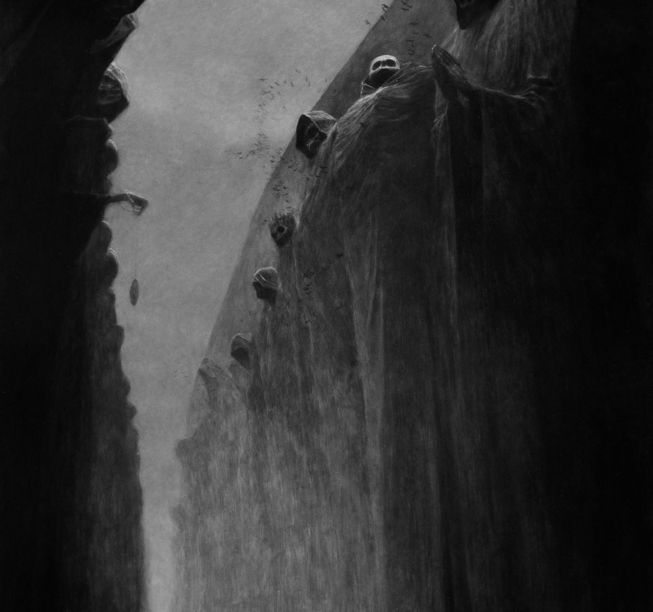 "Un pequeño hombre con una linterna en la mano camina entre dos grandes muros de roca oscura, donde aparecen esqueletos envueltos en telas observándolo desde arriba, en un ambiente sombrío y misterioso".